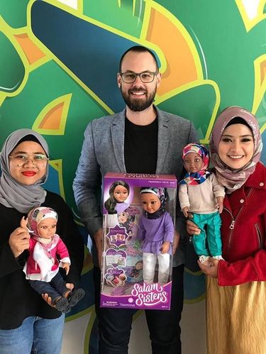 Kisah Pria Mualaf yang Sukses Bikin Boneka Hijab 'Salam Sisters'