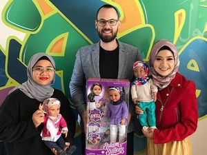 Kisah Pria Mualaf yang Sukses Bikin Boneka Hijab Salam Sisters Kisah Pria Mualaf yang Sukses Bikin Boneka Hijab Salam Sisters