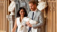 Dipuji Netizen, Ini Gaya Meghan Markle di Foto Perdana Bersama Bayinya