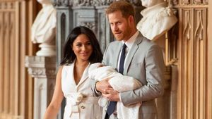 Dipuji Netizen, Ini Gaya Meghan Markle di Foto Perdana Bersama Bayinya