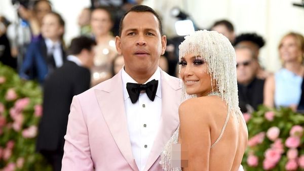 Foto: Gaya Seksi Jennifer Lopez yang Membuat Kylie Jenner Sampai Melirik