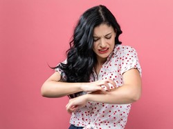 7 Cara Mengatasi Kulit Kering Agar Kembali Sehat dan Lembut