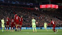 Barcelona tak tinggal diam, mencoba merespons. Lionel Messi mendapatkan tendangan bebas tak terlalu jauh dari kotak penalti Liverpool dan melepaskan tembakan langsung, tapi belum menemui sasaran. (Foto: Carl Recine/Action Images via Reuters)