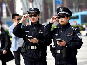 Seperti di Film! Kacamata AR Bantu Polisi Tangkap Penjahat Seperti di Film! Kacamata AR Bantu Polisi Tangkap Penjahat