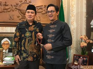 Dapat Tasbih dari Said Aqil, Andre Taulany Diminta Banyak Ucap Salawat Nabi Dapat Tasbih dari Said Aqil, Andre Taulany Diminta Banyak Ucap Salawat Nabi