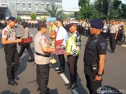 Kapolda Metro Beri Penghargaan ke 3 Polantas yang Tangkap Pelaku Mutilasi