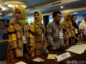 Berduka, Petugas KPU Sultra Rapat Pleno Gunakan Pita Hitam