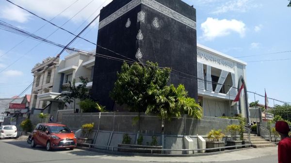 Foto: Masjid Berbentuk Kakbah dari Makassar
