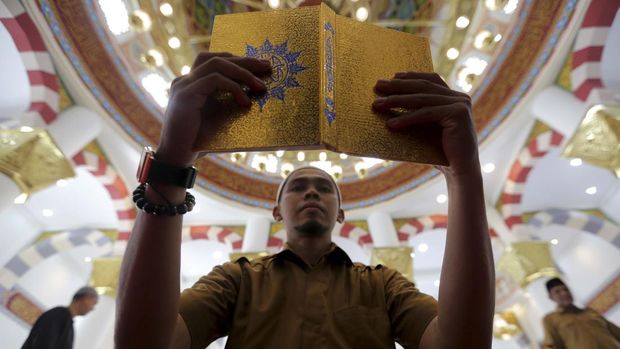 Umat muslim membaca Alquran pada hari pertama bulan Ramadhan di Masjid Haji Keuchik Leumik, Banda Aceh, Aceh, Senin (6/5/2019). Pada bulan Ramadhan, umat muslim memperbanyak amal dan ibadah serta memohon ampunan kepada Allah SWT. ANTARA FOTO/Irwansyah Putra/wsj.