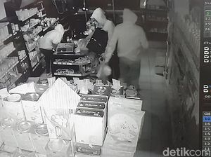 Ciri Perampok di 212 Mart Sukabumi: Bermasker, Santai dan Sempat BAB Ciri Perampok di 212 Mart Sukabumi: Bermasker, Santai dan Sempat BAB