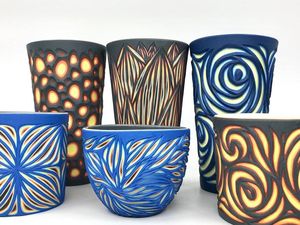 Kerennya Seniman yang Buat Piring dan Gelas Keramik dengan Teknik Ukir