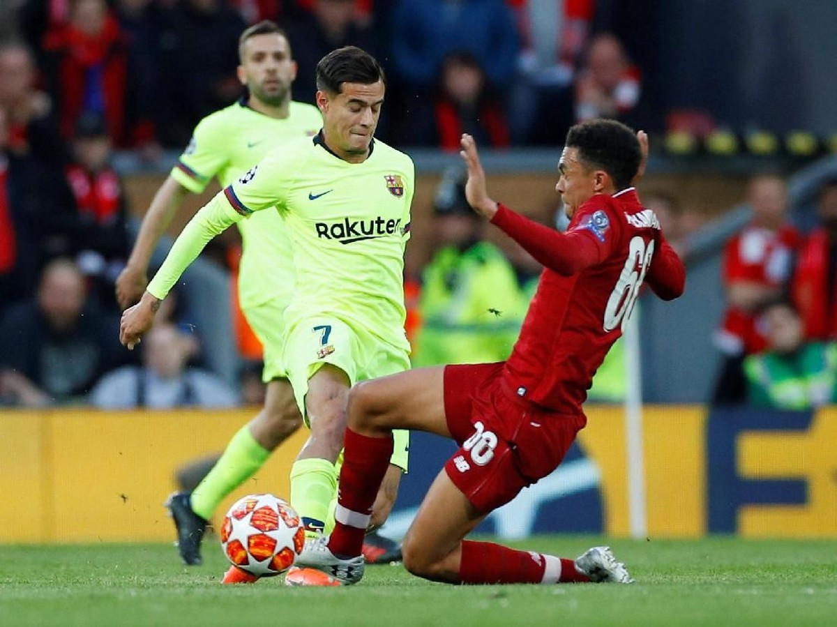 Trent Alexander-Arnold memperdaya Barcelona di Anfield (Phil Noble/REUTERS)
