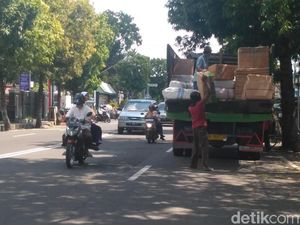 Langgar Undang-undang, Bongkar Muat di Jalan Marak di Situbondo Langgar Undang-undang, Bongkar Muat di Jalan Marak di Situbondo