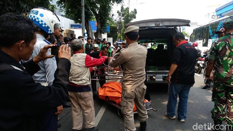 Sedan Mewah Tabrak 2 Pejalan Kaki dan Ojol di Mampang, Satu Orang Tewas