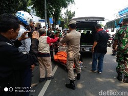 Sedan Mewah Tabrak 2 Pejalan Kaki dan Ojol di Mampang, Satu Orang Tewas