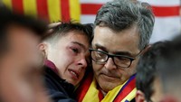 Karena terlalu kecewa, ada pendukung Barcelona yang sampai bersandar dibahu untuk menangis. Need shoulder to cry on. (Foto: Carl Recine/Action Images via Reuters)