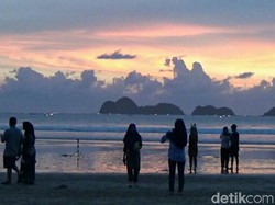 Ngabuburit dan Berburu Sunset di Pantai Pulau Merah Banyuwangi