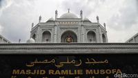 Masjid Ramlie Musofa di Sunter yang Mewah Bagai Taj Mahal