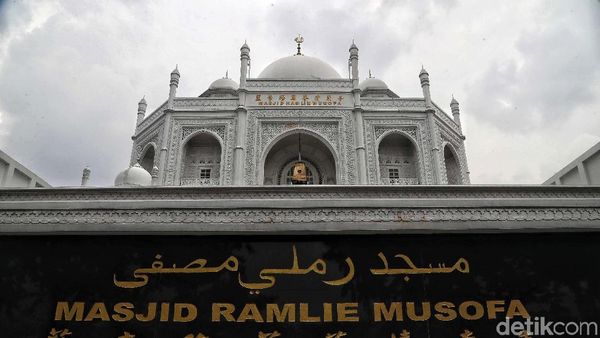 Masjid Ramlie Musofa di Sunter yang Mewah Bagai Taj Mahal