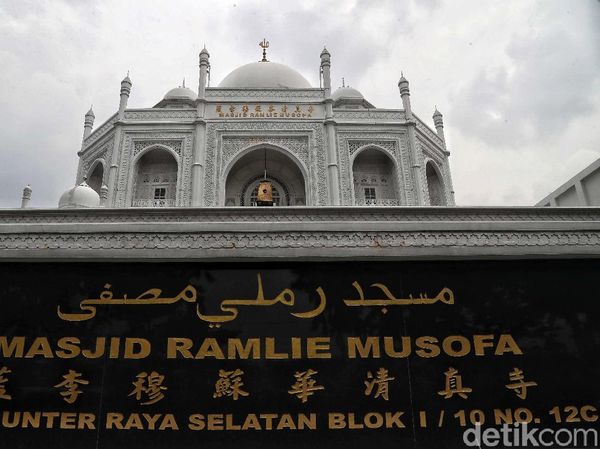 Masjid Ramlie Musofa di Sunter yang Mewah Bagai Taj Mahal
