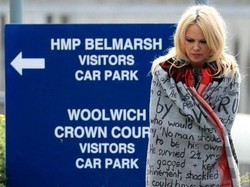 Pamela Anderson Merasa Mual Usai Kunjungi Julian Assange