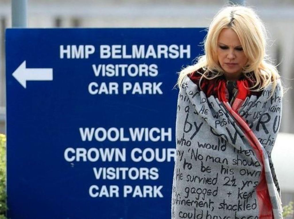 Pamela Anderson Merasa Mual Usai Kunjungi Julian Assange Pamela Anderson Merasa Mual Usai Kunjungi Julian Assange