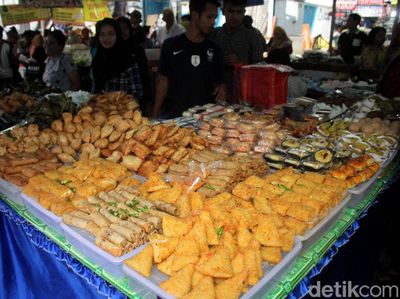 Laris Manis Takjil di Pasar Benhil