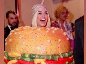 Viral Wajah Tanpa Ekspresi J-Lo Lihat Katy Perry Tampil Heboh Jadi Burger Viral Wajah Tanpa Ekspresi J-Lo Lihat Katy Perry Tampil Heboh Jadi Burger