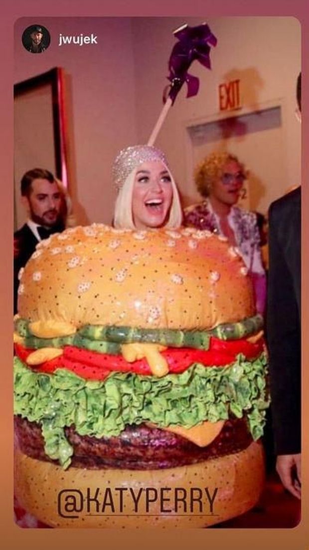 Katy Perry jadi burger di MET Gala 2019
