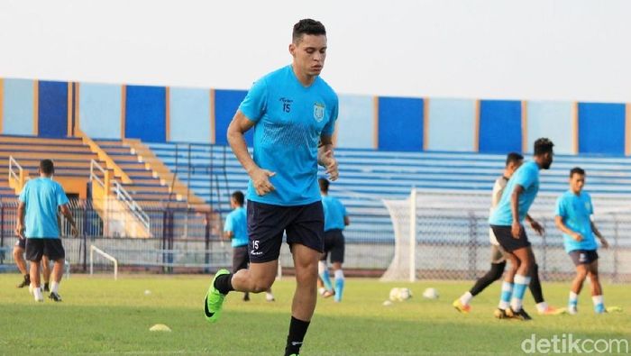 Rafael Gomez de Oliveira, gelandang Persela Lamongan menjalani latihan perdana di Stadion Surajaya, Lamongan, Selasa (7/5/2019). (Eko Sudjarwo/detikSport) Rafael Gomez de Oliveira, gelandang Persela Lamongan menjalani latihan perdana di Stadion Surajaya, Lamongan, Selasa (7/5/2019). (Eko Sudjarwo/detikSport)
