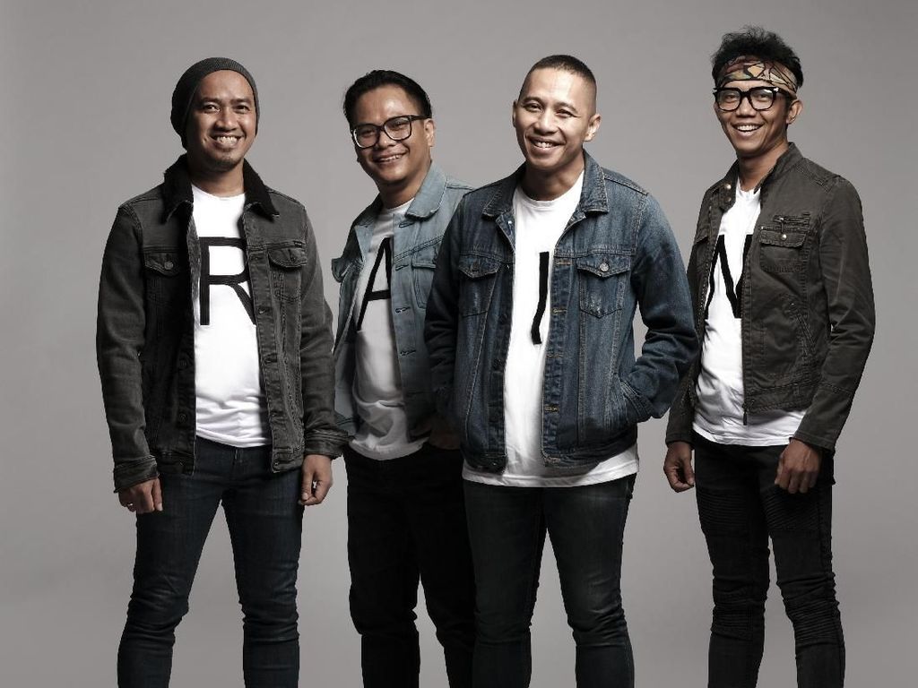 Perjalanan Cinta Sepasang Sepatu di Klip Upaya Maksimal The Rain Perjalanan Cinta Sepasang Sepatu di Klip Upaya Maksimal The Rain