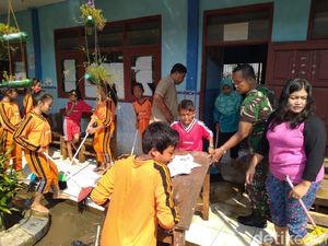 Masih Dipenuhi Lumpur Pasca Banjir, Siswa SD di Mojokerto Batal Belajar