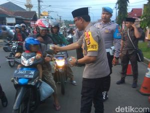 Sambut Ramadhan, Polres Tasikmalaya Bagikan Takjil ke Warga