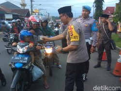 Sambut Ramadhan, Polres Tasikmalaya Bagikan Takjil ke Warga