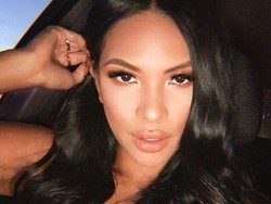 Makan di Restoran Hanya Pakai Bra, Blogger Ini Dikritik Norak