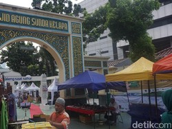 Berburu Takjil di Masjid Sunda Kelapa, Ada Bubur Kampiun hingga Roti Maryam