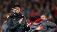 Lega! Juergen Klopp tertawa lepas setelah membawa Liverpool lepas dari lubang jarum. (Foto: Clive Brunskill/Getty Images)