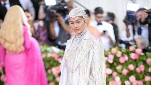 Adu Gaya Model Lingerie Victorias Secret di Pink Carpet MET Gala 2019