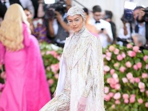 Adu Gaya Model Lingerie Victorias Secret di Pink Carpet MET Gala 2019