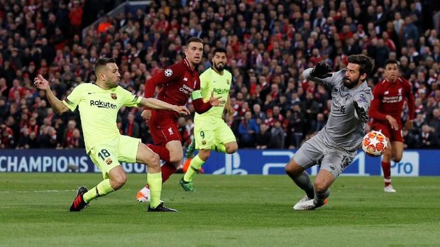 Peluang Jordi Alba memanfaatkan umpan Lionel Messi masih bisa digagalkan Alisson.