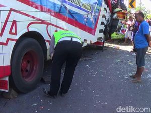 Adu Moncong Bus dan Truk di Probolinggo, Dua Sopir Tewas Terjepit