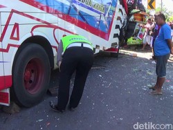 Adu Moncong Bus dan Truk di Probolinggo, Dua Sopir Tewas Terjepit