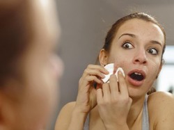 Iseng Banget! Pria Ini Beri Pacarnya Susu Sapi yang Bikin Jerawatan