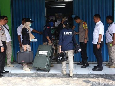 Suasana Olah TKP Toko HP di Bekasi yang Simpan Bom
