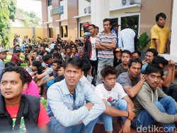 Massa terus berdatangan ke PN Banjarnegara untuk turut serta mengawal proses pemberantasan mafia bola.