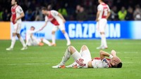 Para pemain Ajax tampak kecewa dengan hasil tersebut. Reuters/Piroschka Van De Wouw