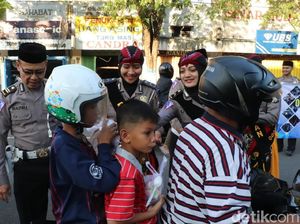 Serunya Polisi Jathil dan Warok Bagi Takjil di Ponorogo