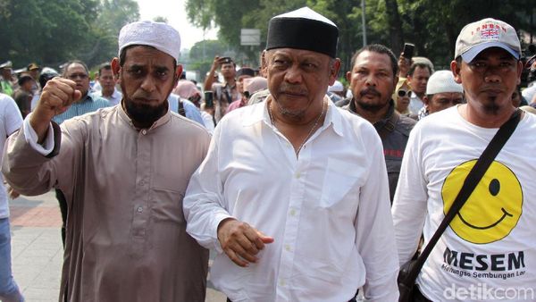 Penampakan Kivlan Zen dan Massa Pita Kuning Saat Bergerak ke Bawaslu