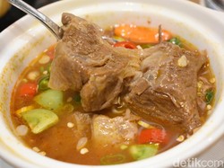 Rantang Ibu: Bernostalgia dengan Iga Garang Asem dan Nasi Paru Balado