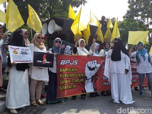 Barisan Perempuan Jatim Simpatik Geruduk Kantor KPU Surabaya